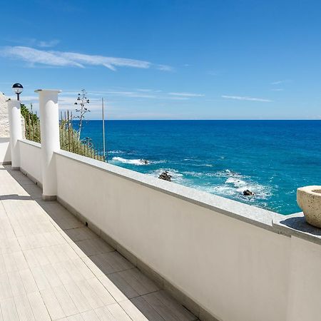 Seaside Holiday Apartment - Unique Location Cipressa Экстерьер фото