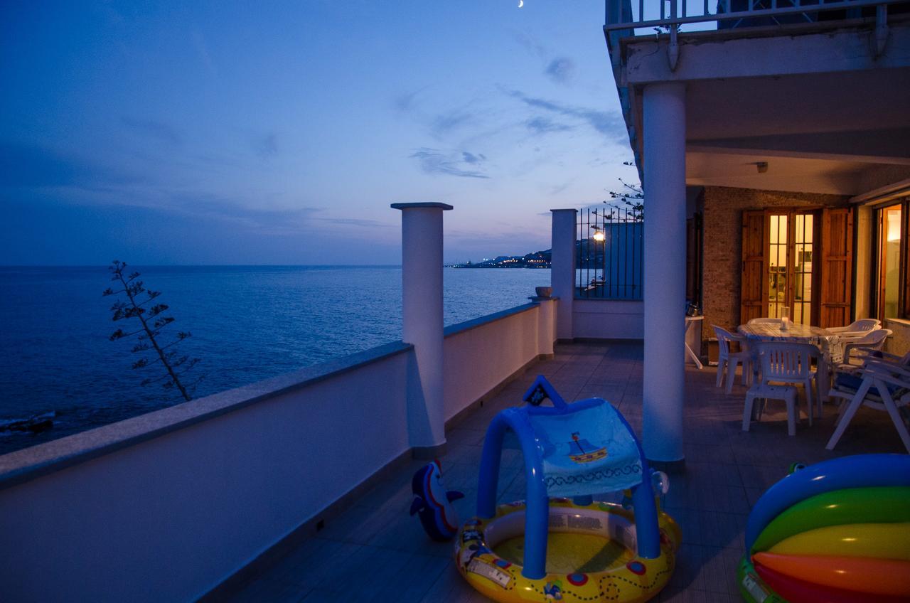 Seaside Holiday Apartment - Unique Location Cipressa Экстерьер фото