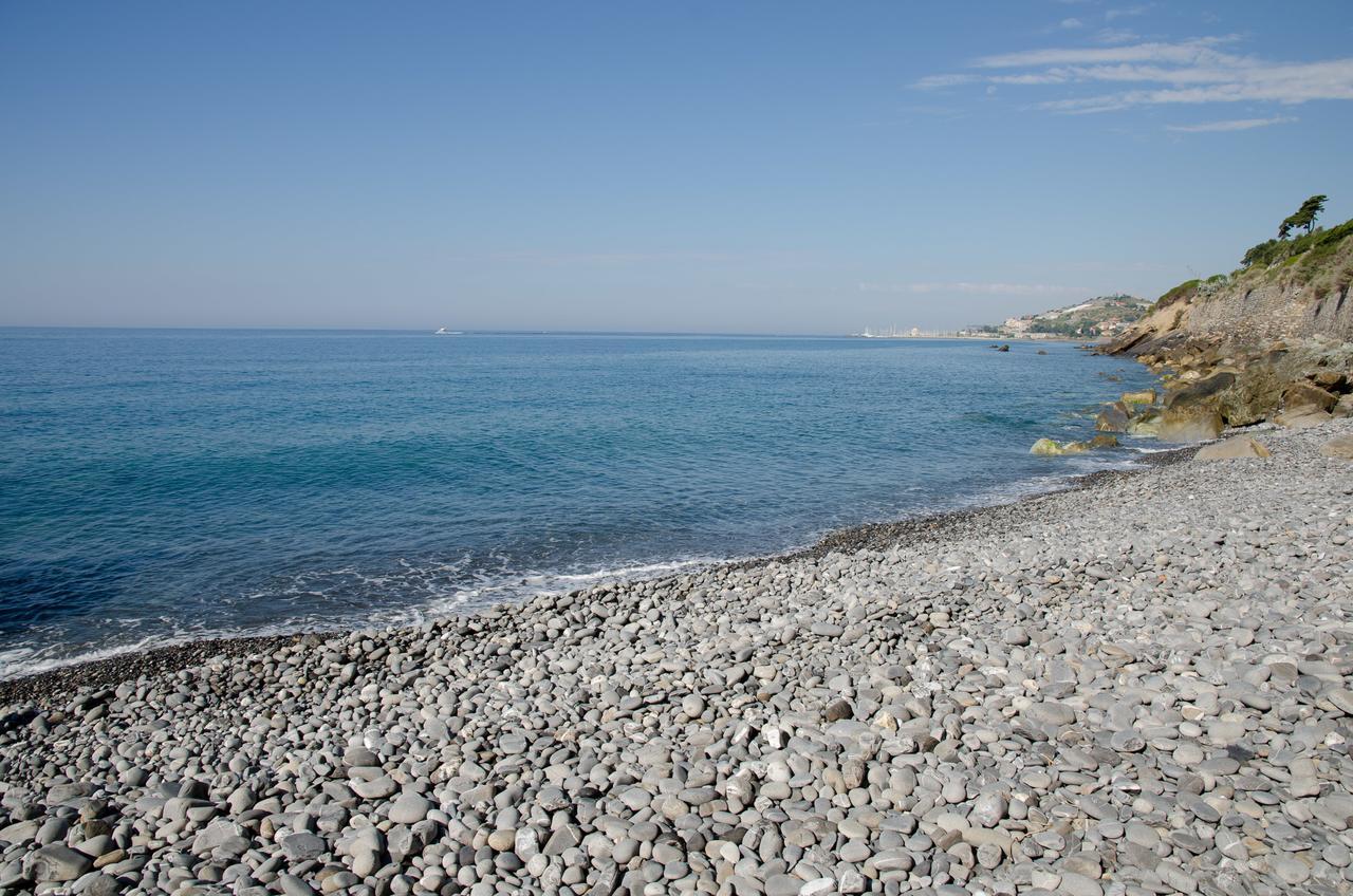Seaside Holiday Apartment - Unique Location Cipressa Экстерьер фото